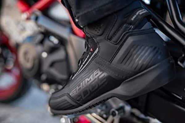 Découvrez notre test complet des chaussures moto Shima Edge WP, une alliance ultime de style et de protection en cuir imperméable pour tous les motards.