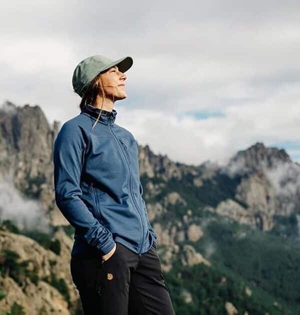 Découvrez notre test détaillé de la polaire Fjällräven Abisko Trail Fleece S : qualité, confort et résistance à l'épreuve pour vos randonnées en montagne.