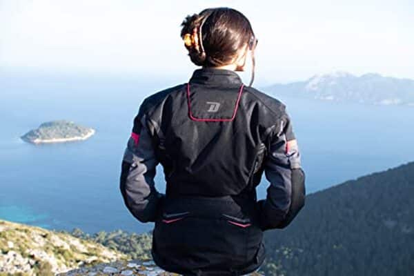 Découvrez notre test complet de la veste moto hiver Travel lady noir violet : protection maximale, confort assuré et style pour les motardes en toutes saisons. 